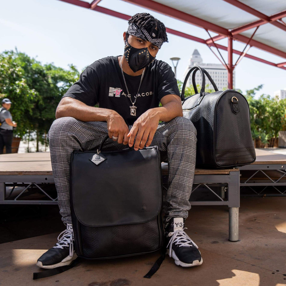 Black Studded V. Face Mask - Tote&Carry